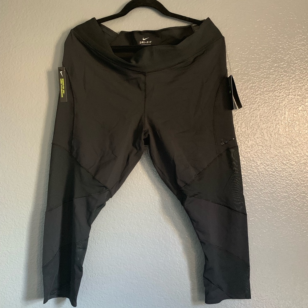 Nike Fly Lux Tight Fit Crop Training